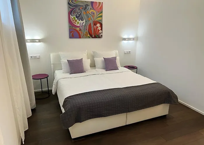 Weingut-aparthotel Olinger فندق ميهرينغ